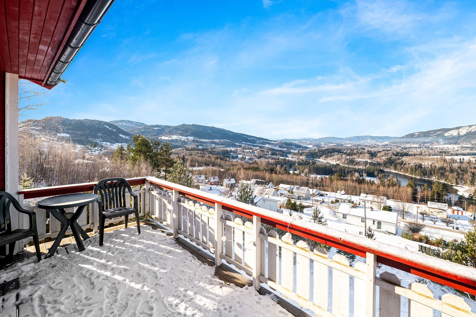 Ut fra stuen er det en romslig veranda med gode solforhold og fantastisk utsikt! Galleribilde