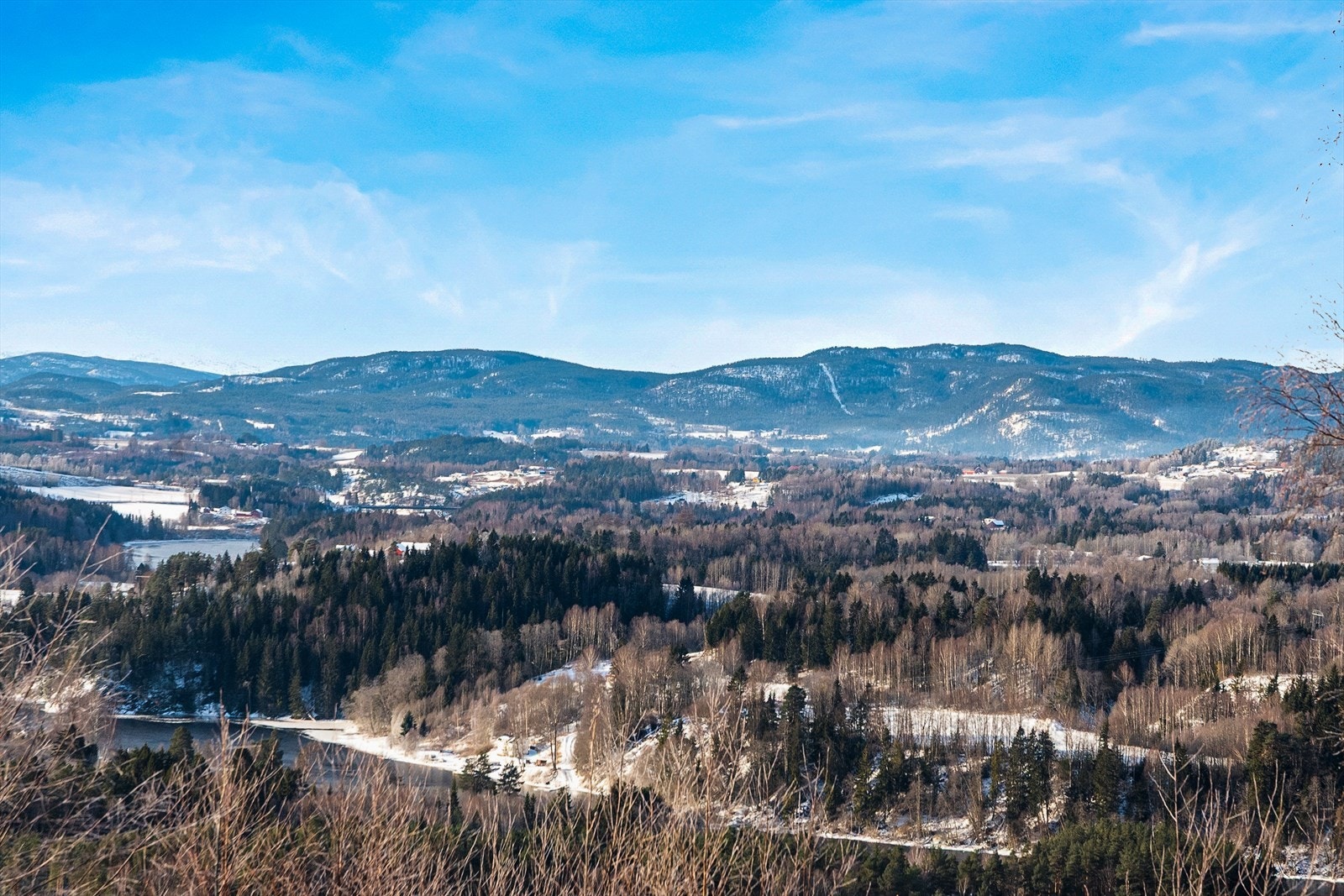 Boligen ligger høyt og fritt til, oppført på stor tomt med vestvendt veranda og eldre, frittstående vedskjul. Gode solforhold og fantastisk utsikt! Galleribilde