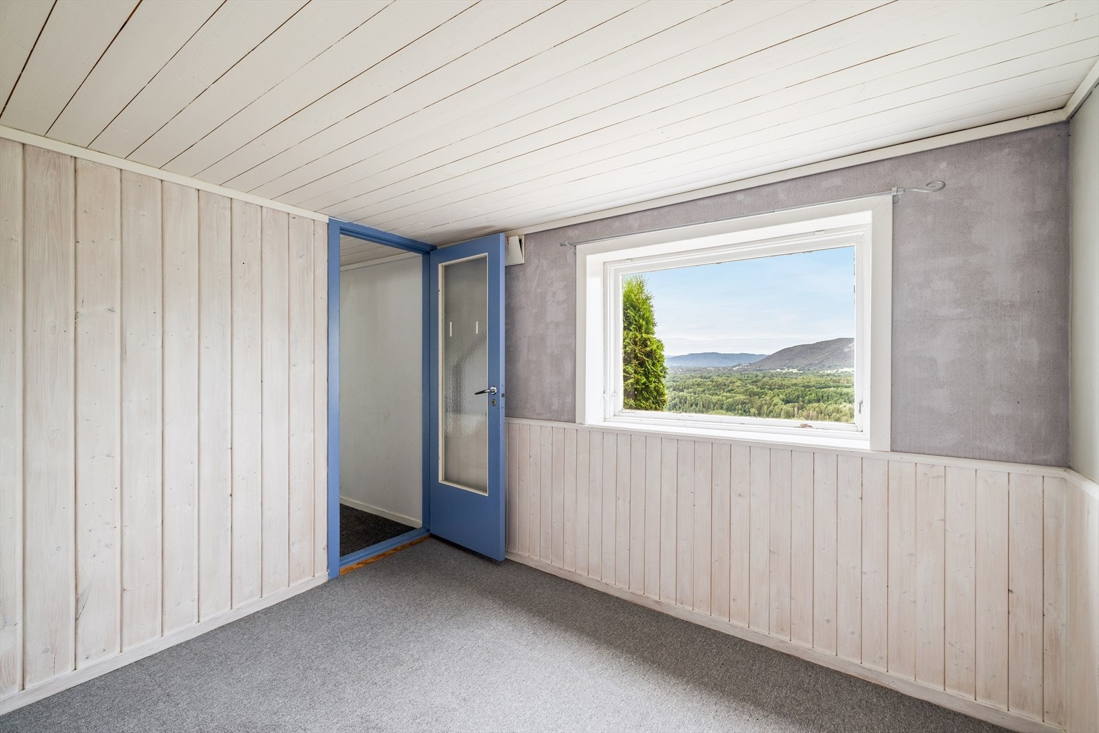 Bod. Bygningssakkyndige bemerker at det i underetasjen er ca. 2 meter høyde mellom gulv og himling. Galleribilde