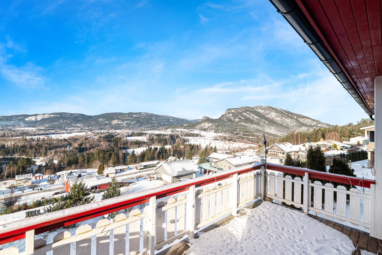 God plass til utemøbler og grill. Et deilig sted å nyte dagene i fred og ro! Galleribilde