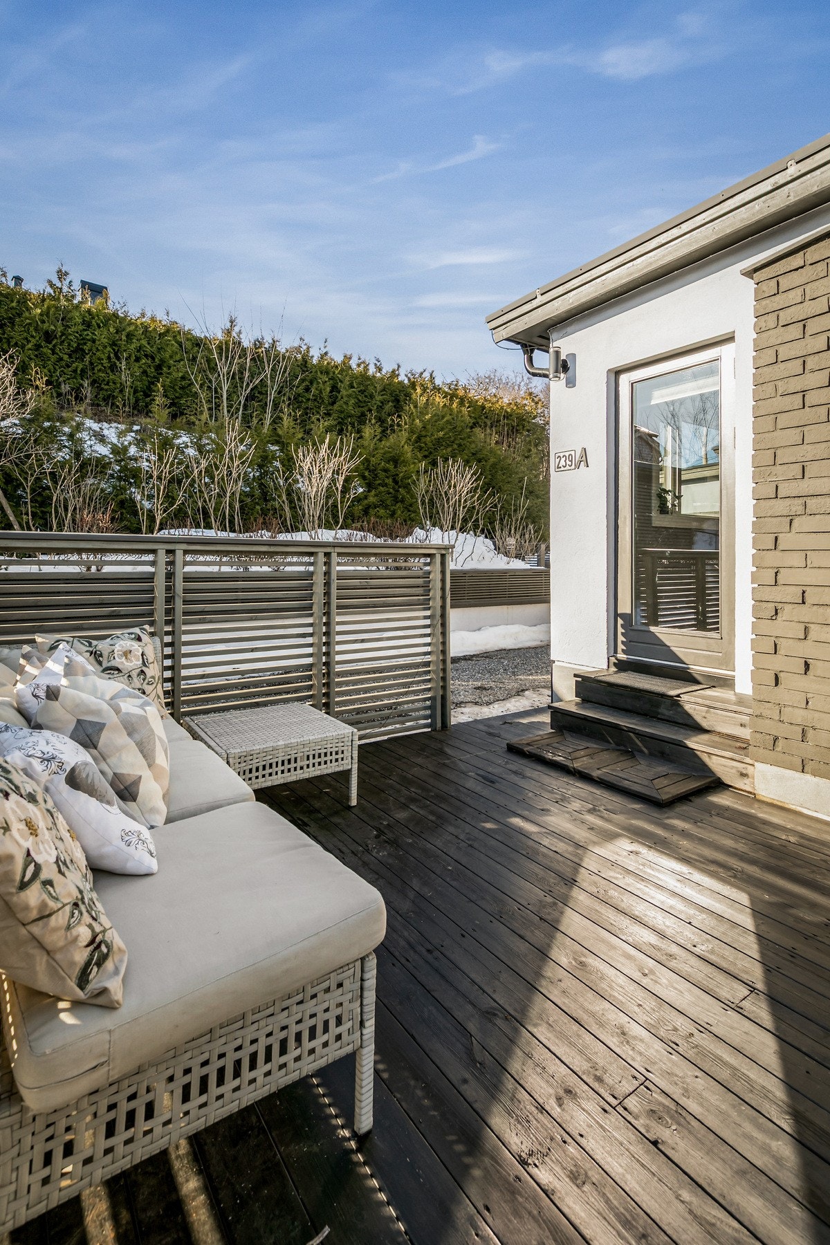 Kjøkkenet/spisestuen har direkte utgang til terrassen, noe som gjør det enkelt å flytte måltidene ut på fine sommerdager. Galleribilde