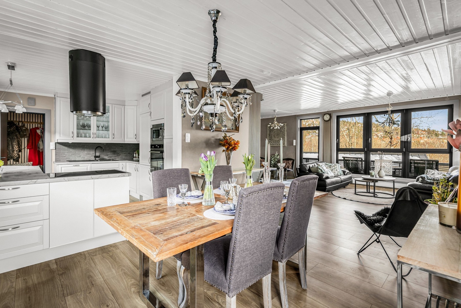 Stuen har en sosial planløsning og fungerer som boligens naturlige samlingspunkt. Galleribilde