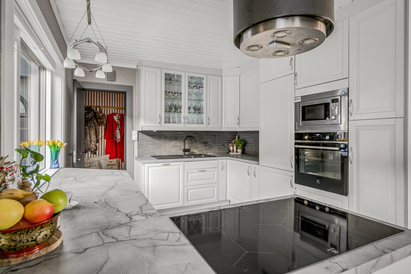 Kjøkkenet har integrerte hvitevarer som koketopp, kjøl/fryseskap, komfyr, micro og oppvaskmaskin. Det er også fritthengende ventilator med montert komfyrvakt. Galleribilde