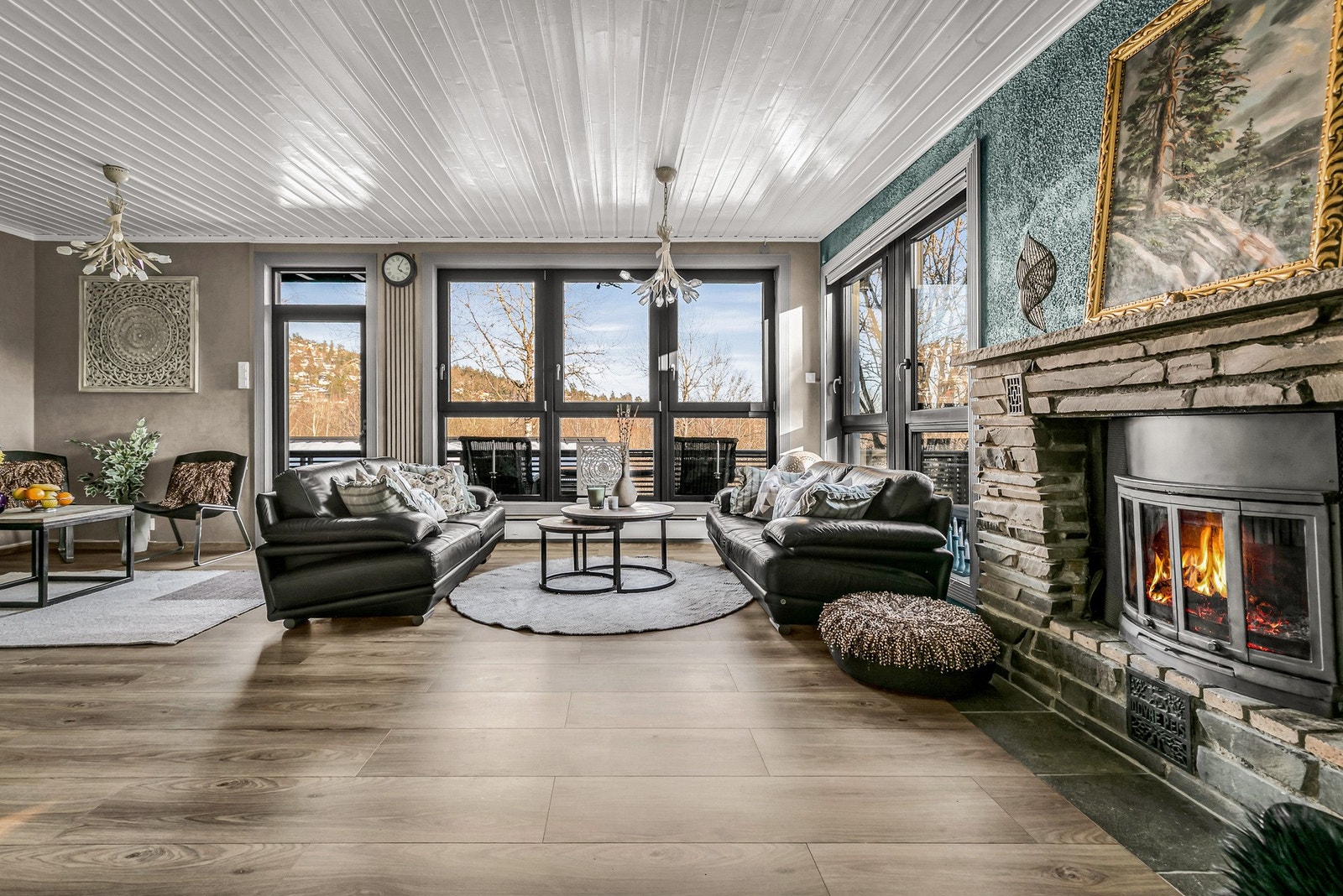 Flott og stor stue med hvor peisen er rommets midtpunkt. Galleribilde