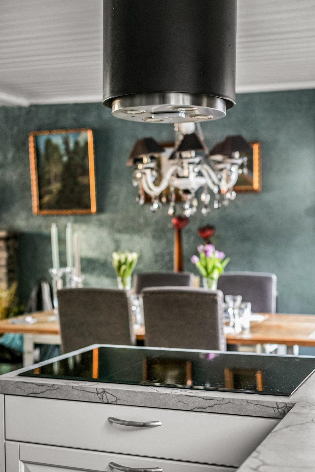 Kjøkkenet har en åpen og praktisk utforming som legger til rette for hyggelig samvær og samtaler med gjester under matlagingen. Galleribilde