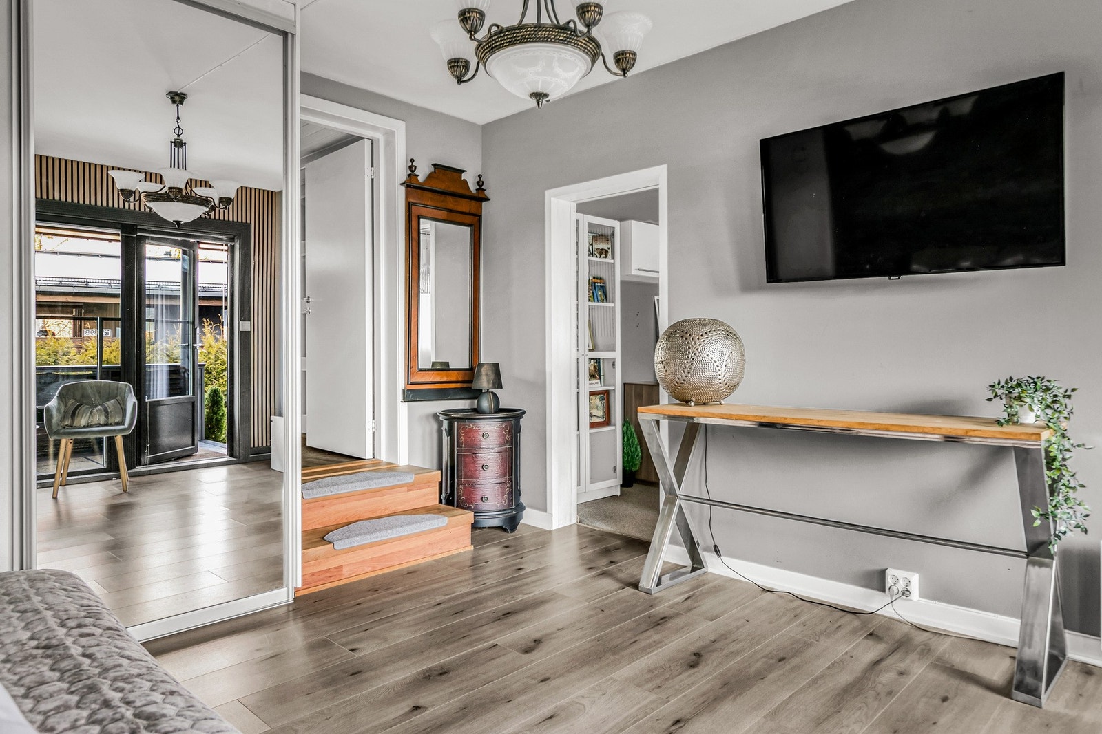 Stue med liten trapp opp til vaskerom Galleribilde