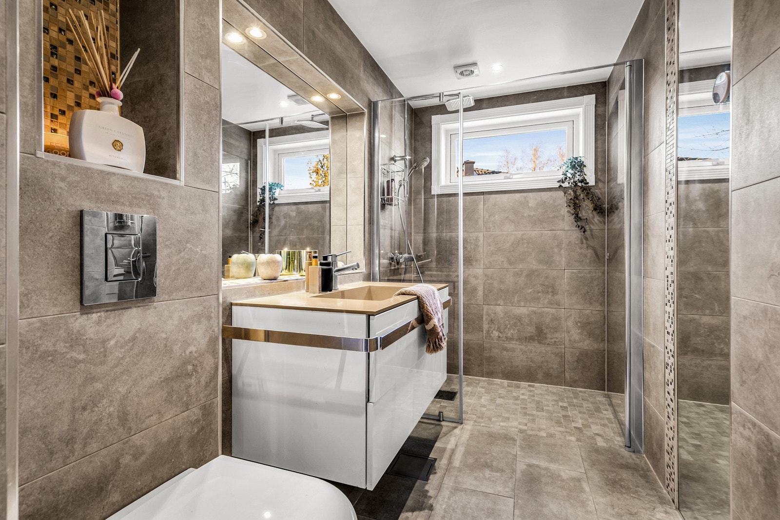 Delikat hovedbad fra 2014 flislagt i moderne farger med flott innredning. Galleribilde