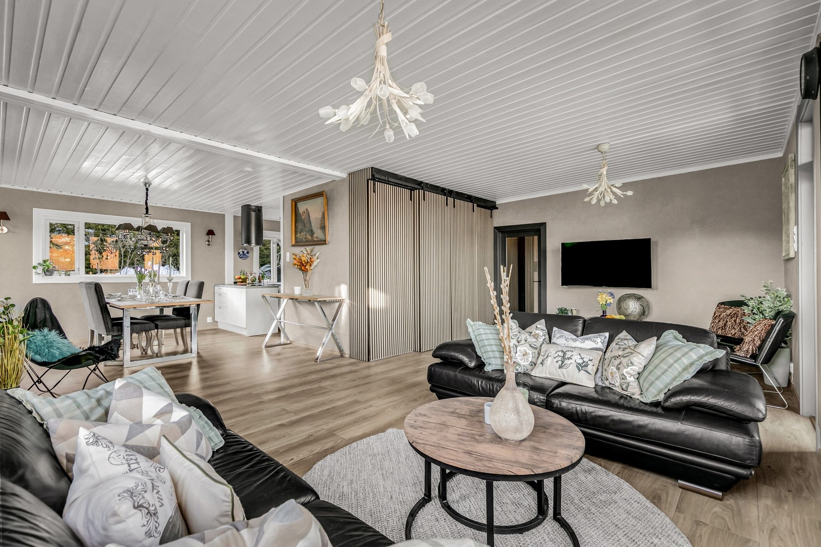 Stuen har en delvis åpen kjøkkenløsning som gjør at du kan lage mat og samtidig ha samtaler med familie og venner Galleribilde