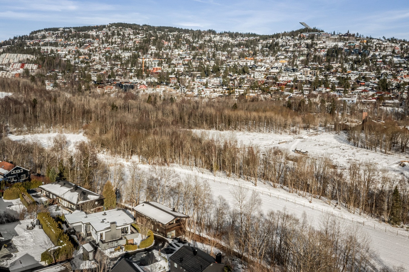Dronebilde som viser nærområde Galleribilde