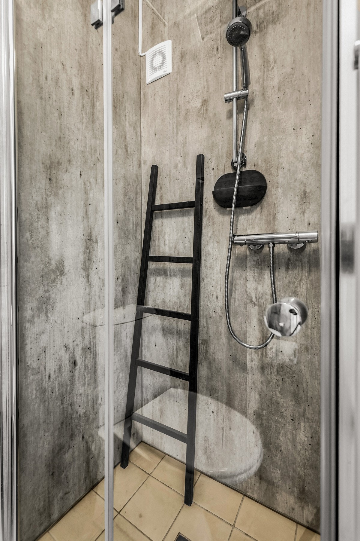 Lite bad med dusj og wc Galleribilde