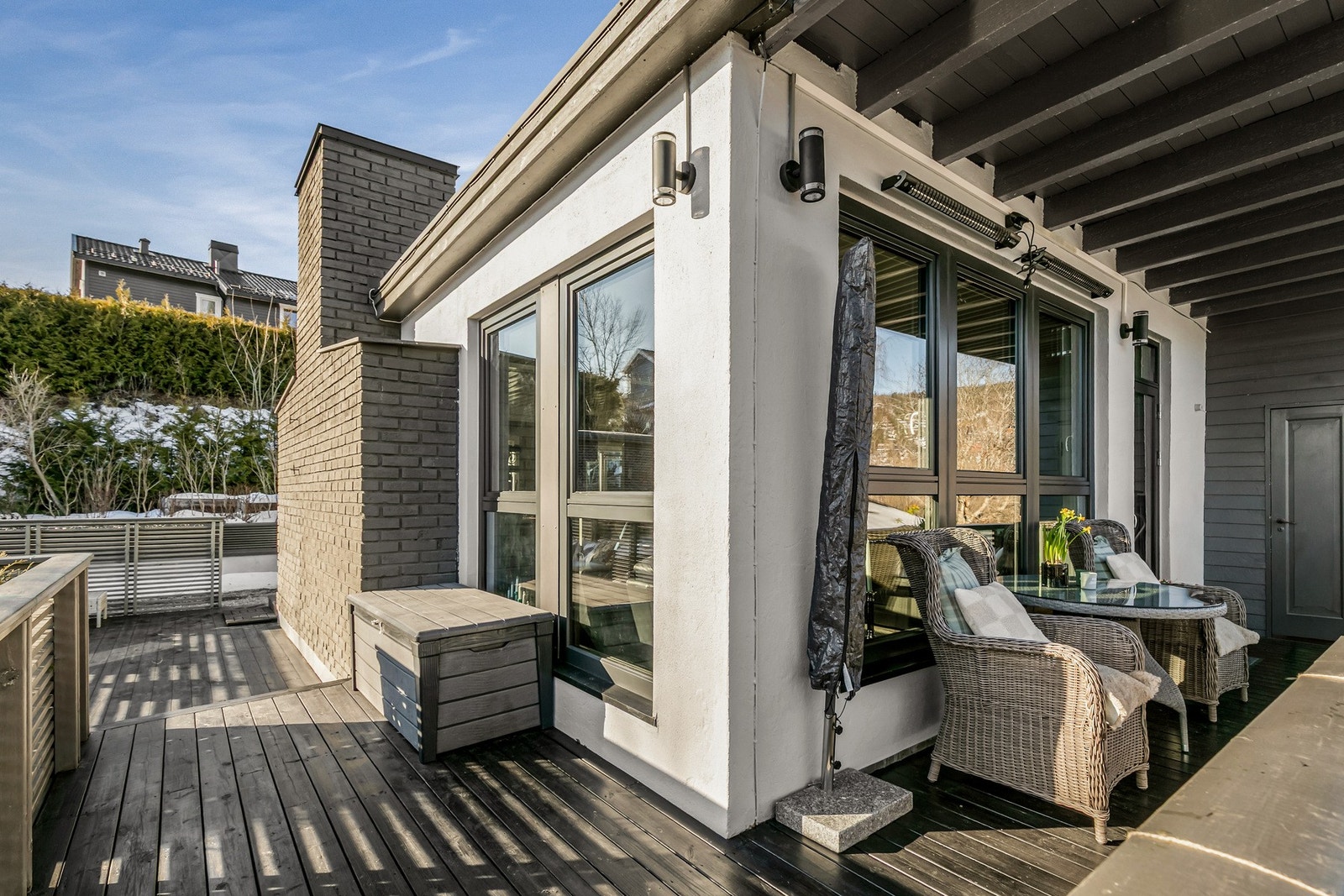 På terrassen er det etablert stikk, varmelamper og flott belysning. Her har du også tilgang til en av bodenen. Galleribilde