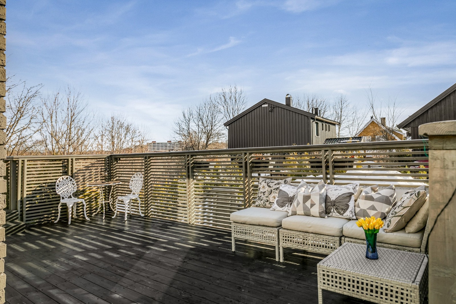 Romslig terrasse med flere møbleringsmuligheter. Galleribilde