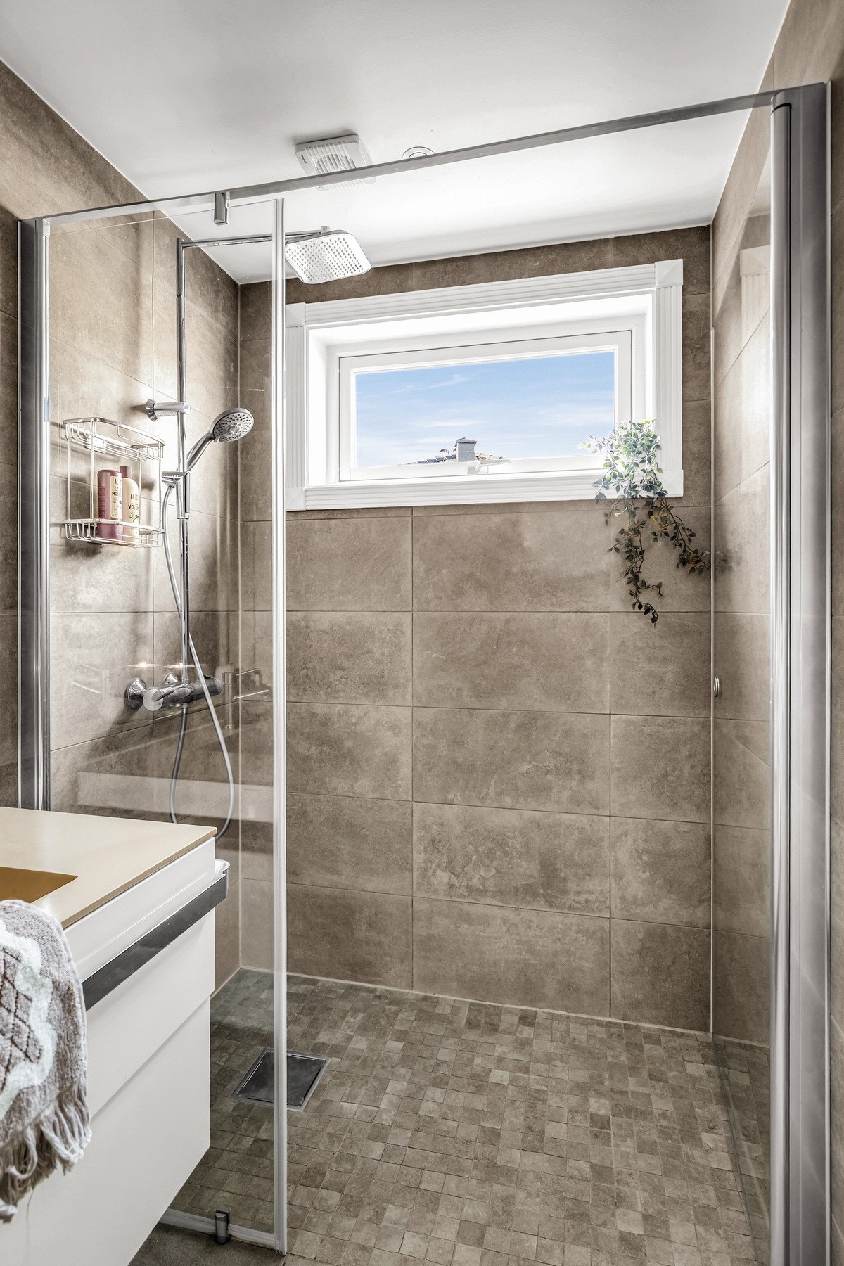 Romslig flott regnfallsdusj med dusjvegger i glass. Galleribilde