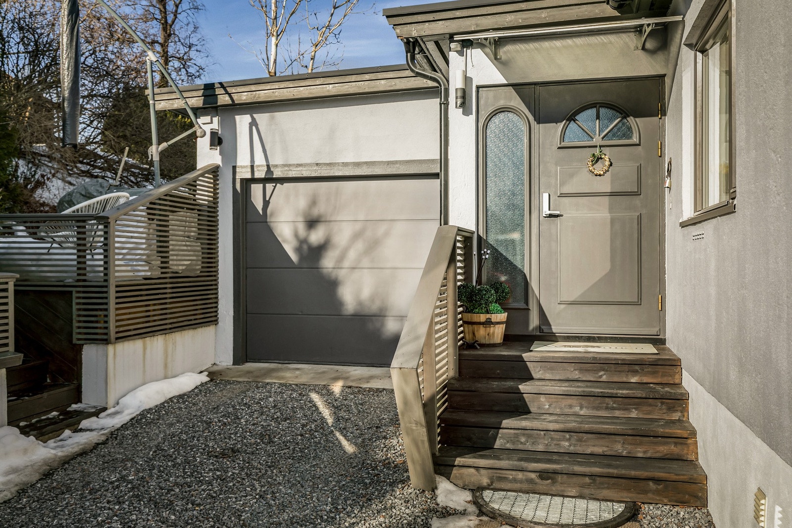 Inngangsparti med garasje rett ved Galleribilde