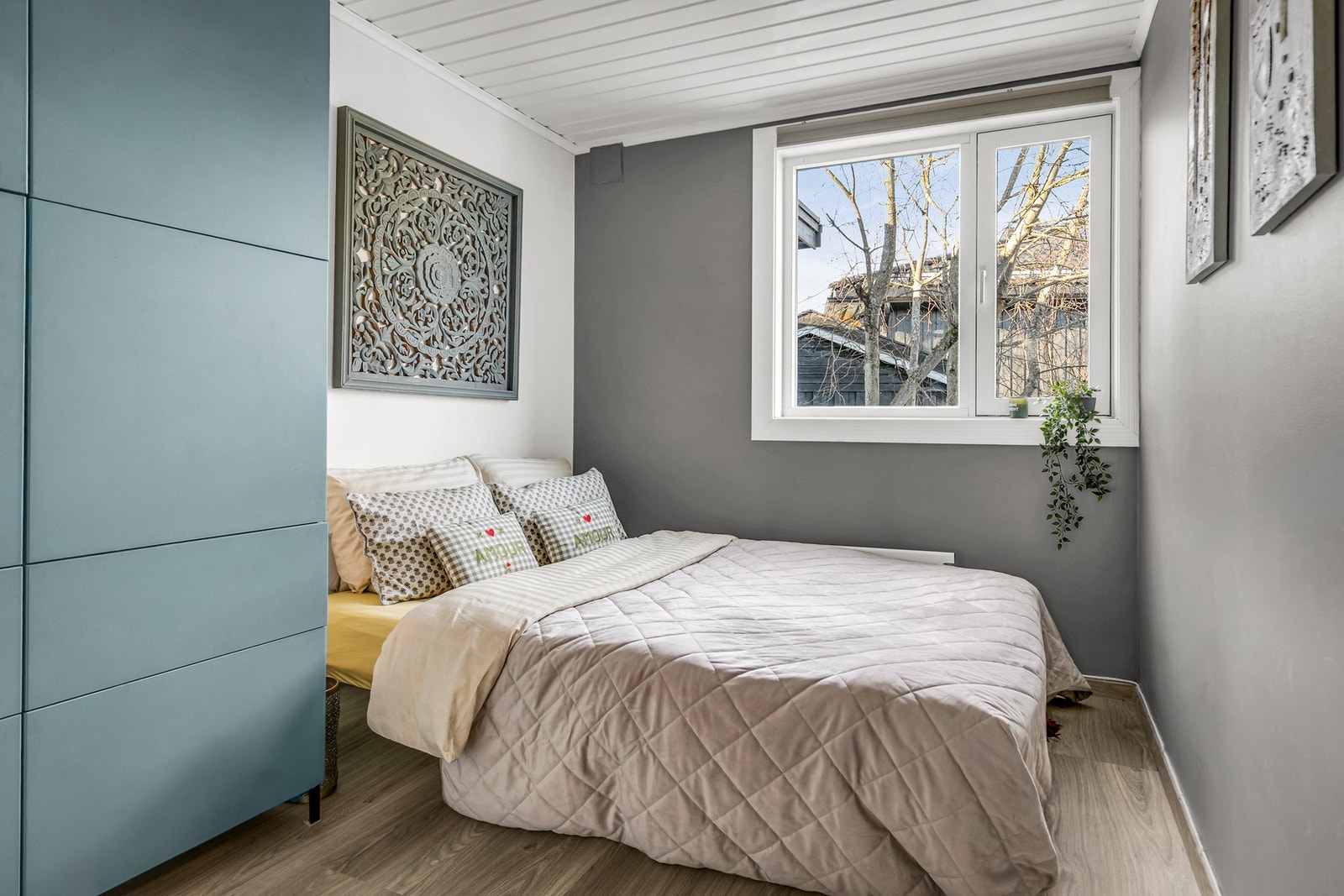 Soverom 2 - Pent soverom med god plass til en seng, skrivepult og skap. Galleribilde