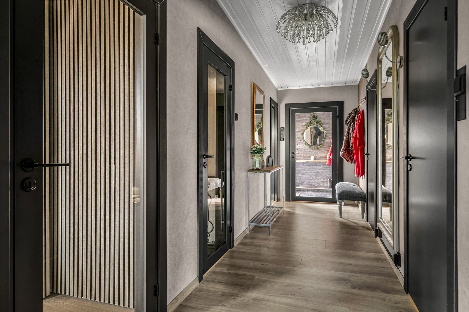 Praktisk gang med tilgang til nesten alle rom i etasjen. Galleribilde