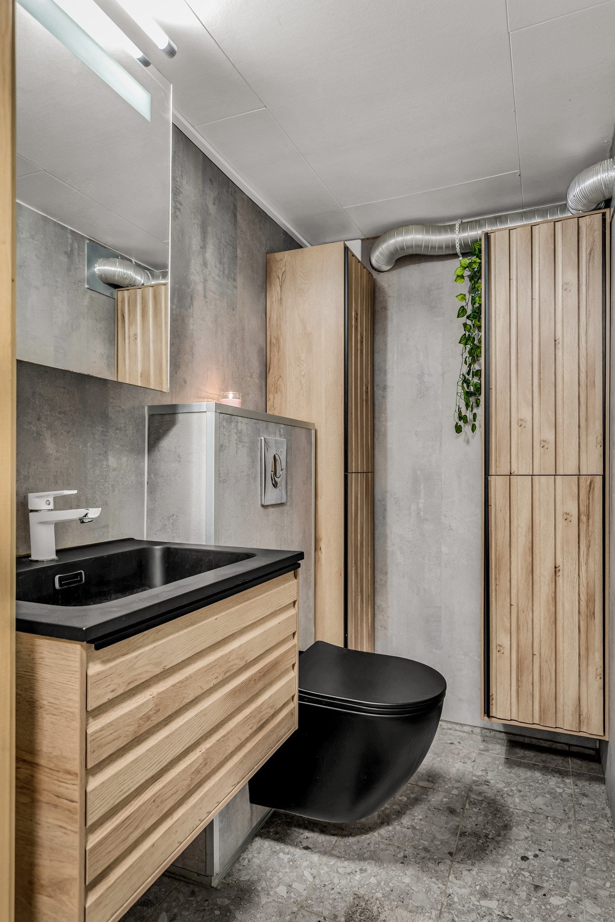 Bad med vegghengt wc, baderomsinnredning og skap Galleribilde