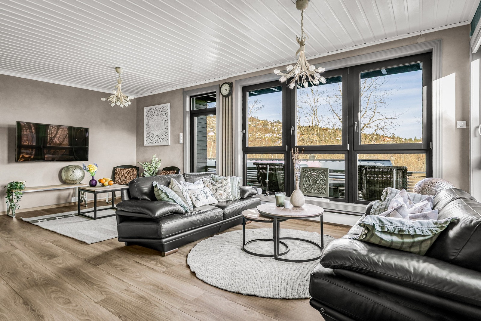 Stuen har utgang til stor terrasse Galleribilde