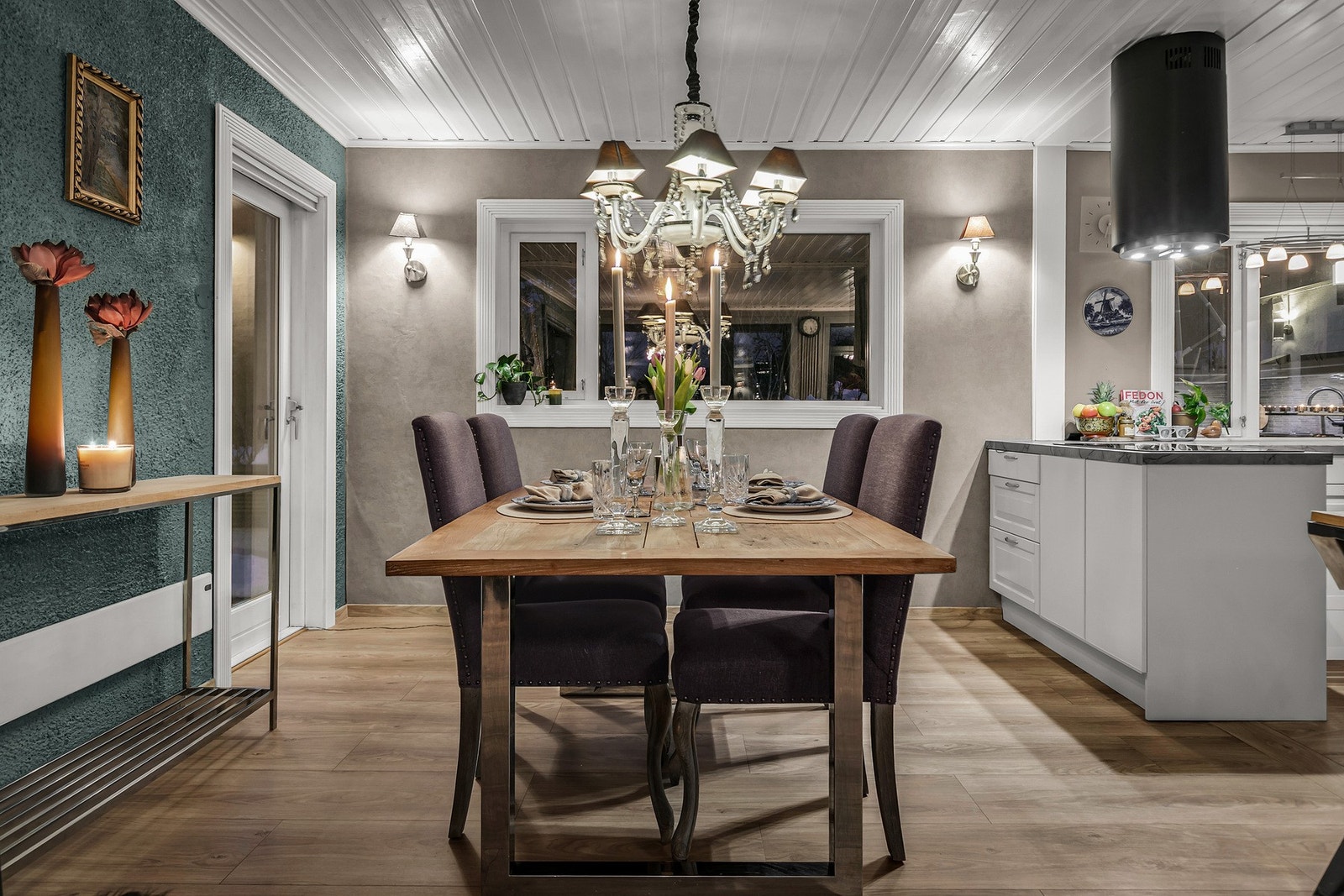 Naturlig plassering av spisstuen med plass til stort bord for gjester og familie. Galleribilde