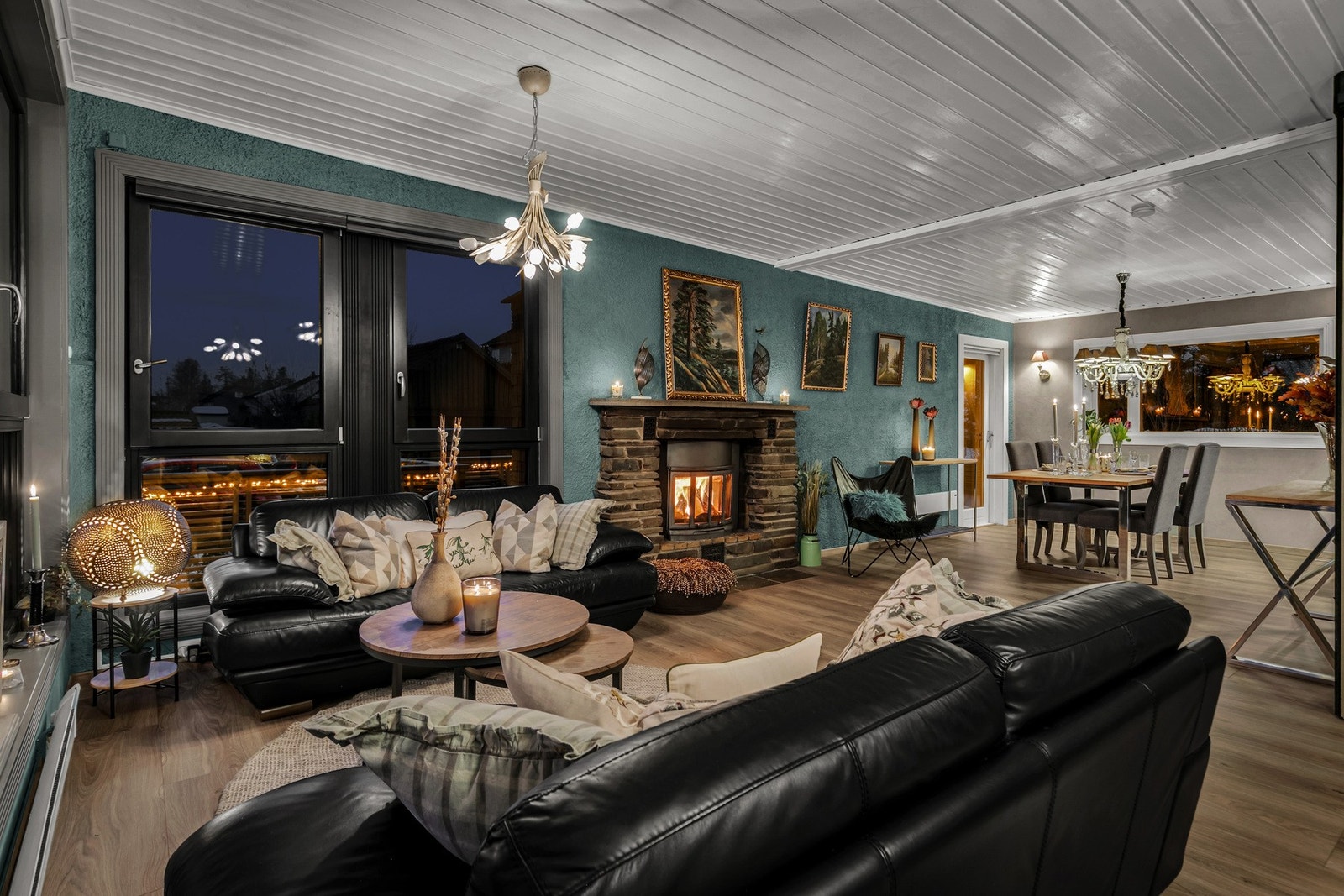 Stemningsbilde på kvelden med peisen som varmer godt på kalde dager. Galleribilde