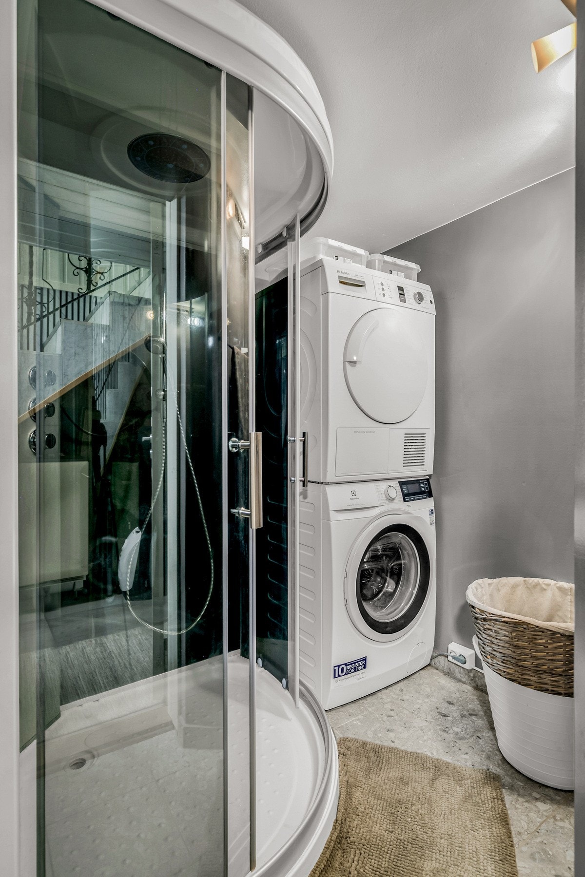 Bad med dusjkabinett og opplegg for vaskemaskin/tørketrommel Galleribilde