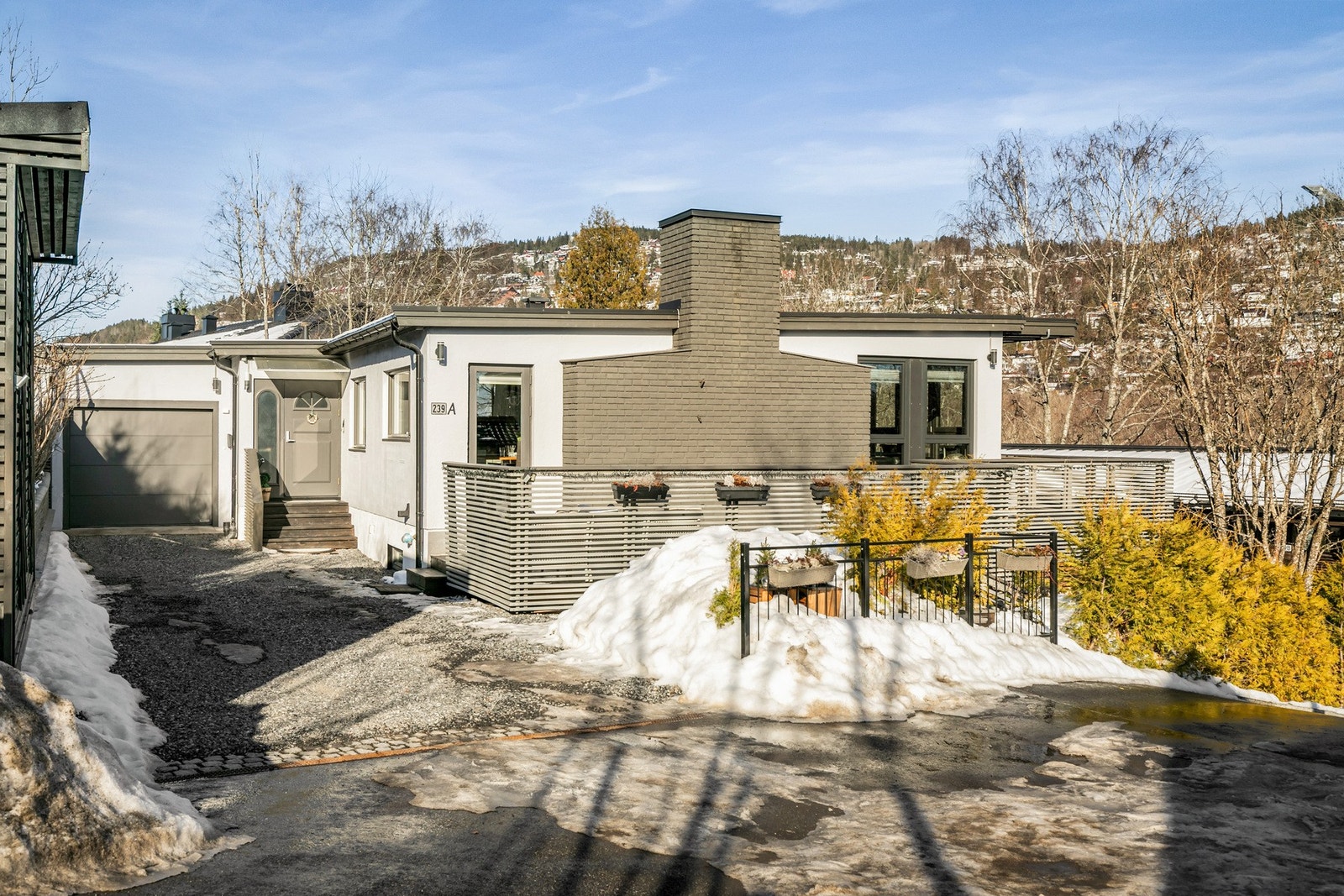 Bilen parkerer du trygt i egen garasje med elektrisk port fra 2017 eller på gårdsplass. Det er også monetert elbilader fra zaptech for lading av elbil. Galleribilde