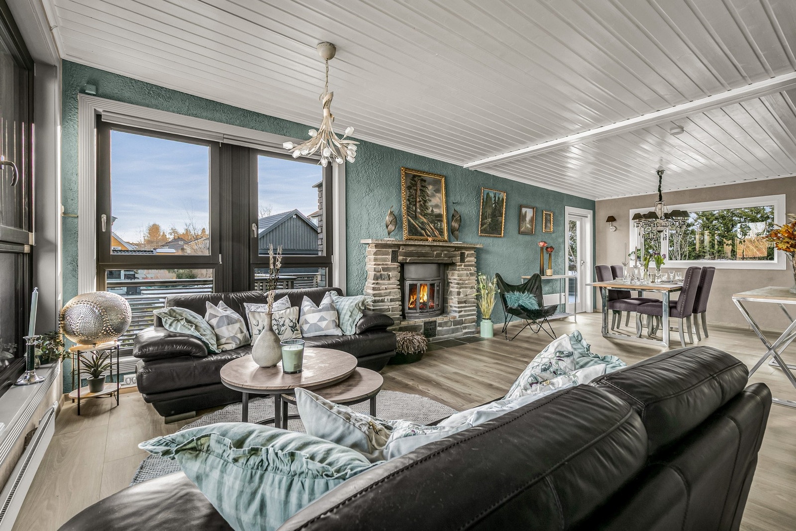 Stuen får lysinslipp fra 3 sider som gjør at den virker romslig og lys Galleribilde