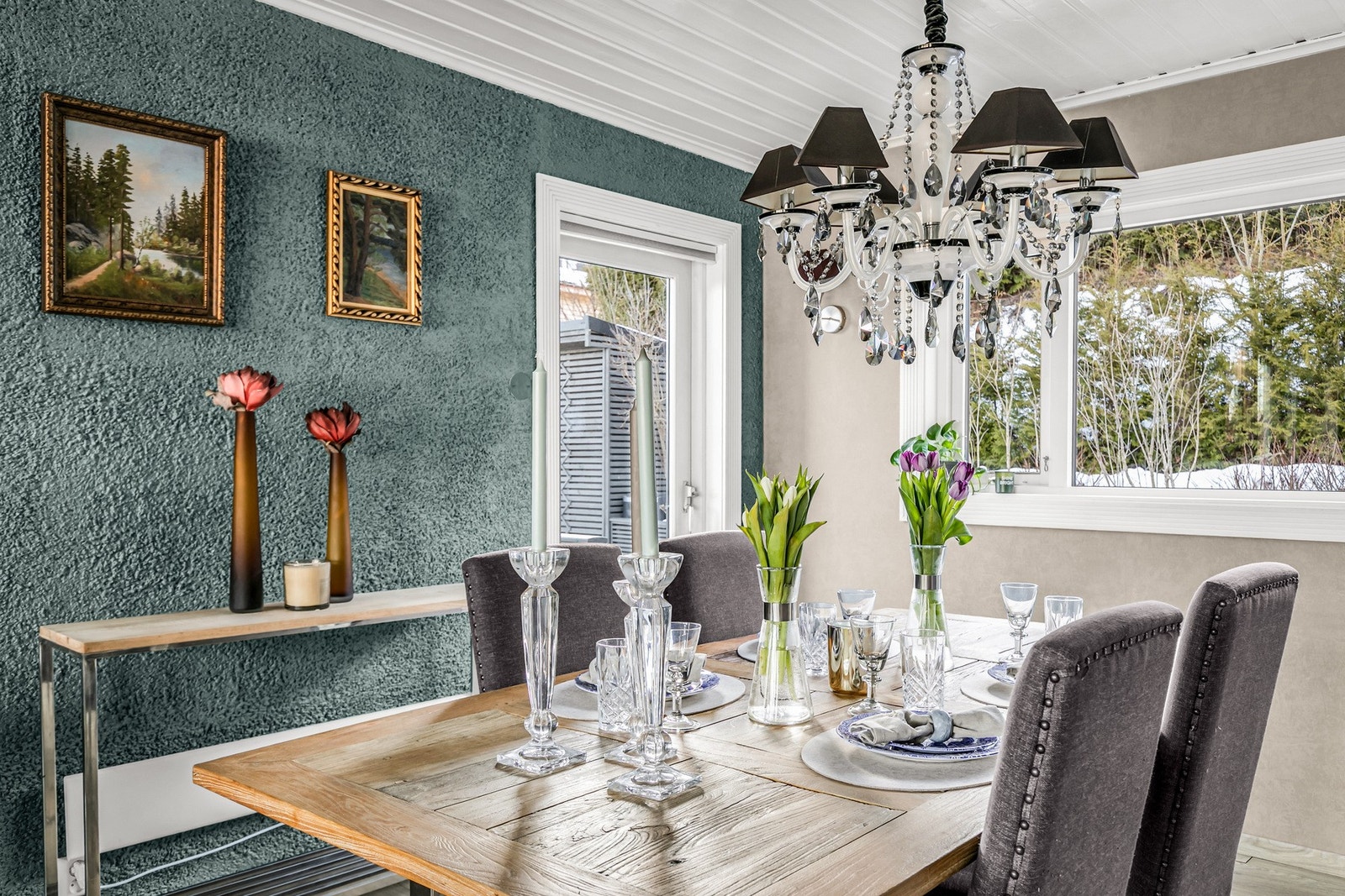 Fra kjøkkensiden er det også direkte utgang til terrassen Galleribilde