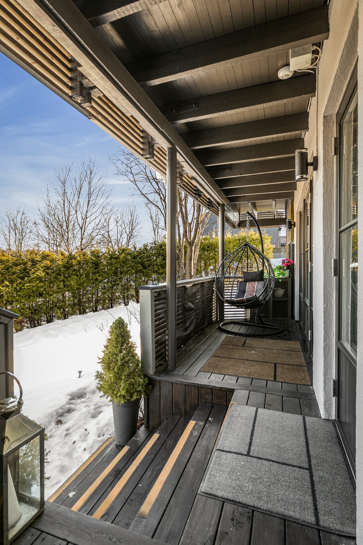 Terrassen utenfor stuen på nedsiden av huset Galleribilde