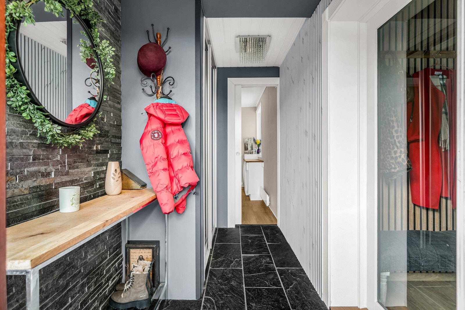 Entrè med god plass til å henge fra seg yttertøy og sko Galleribilde