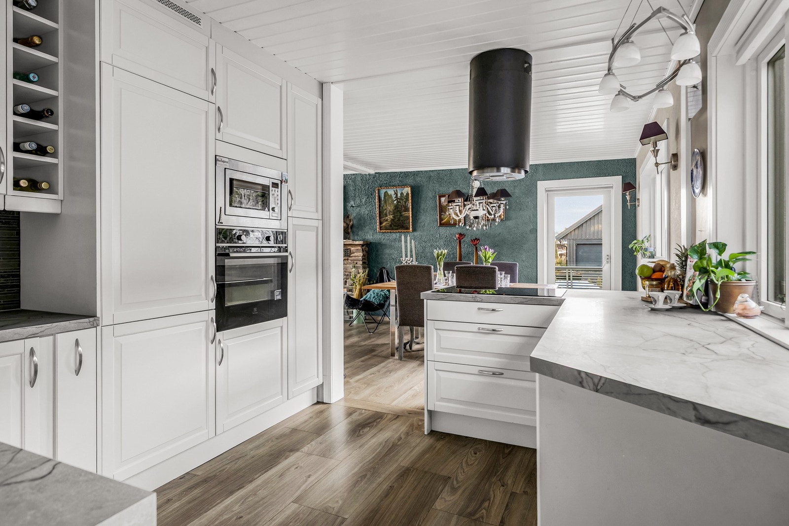 Kjøkken med profilerte fronter. Fliser mellom over og underskap. Galleribilde