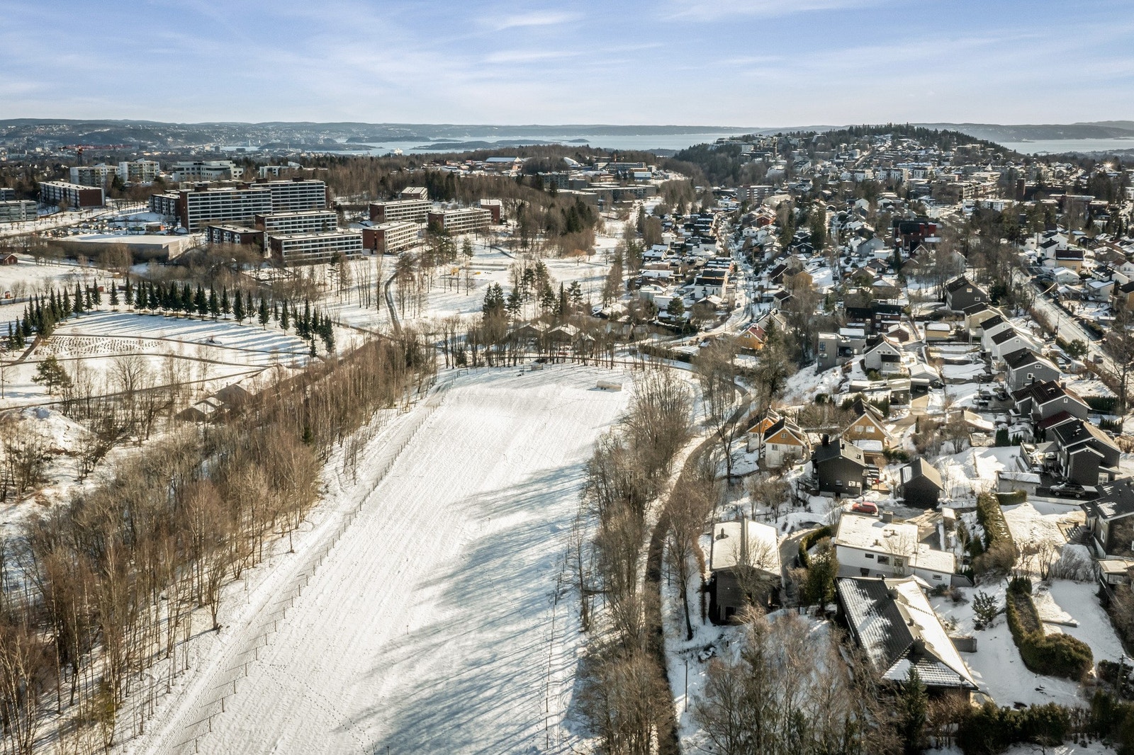Dronebilde som viser nærområde Galleribilde