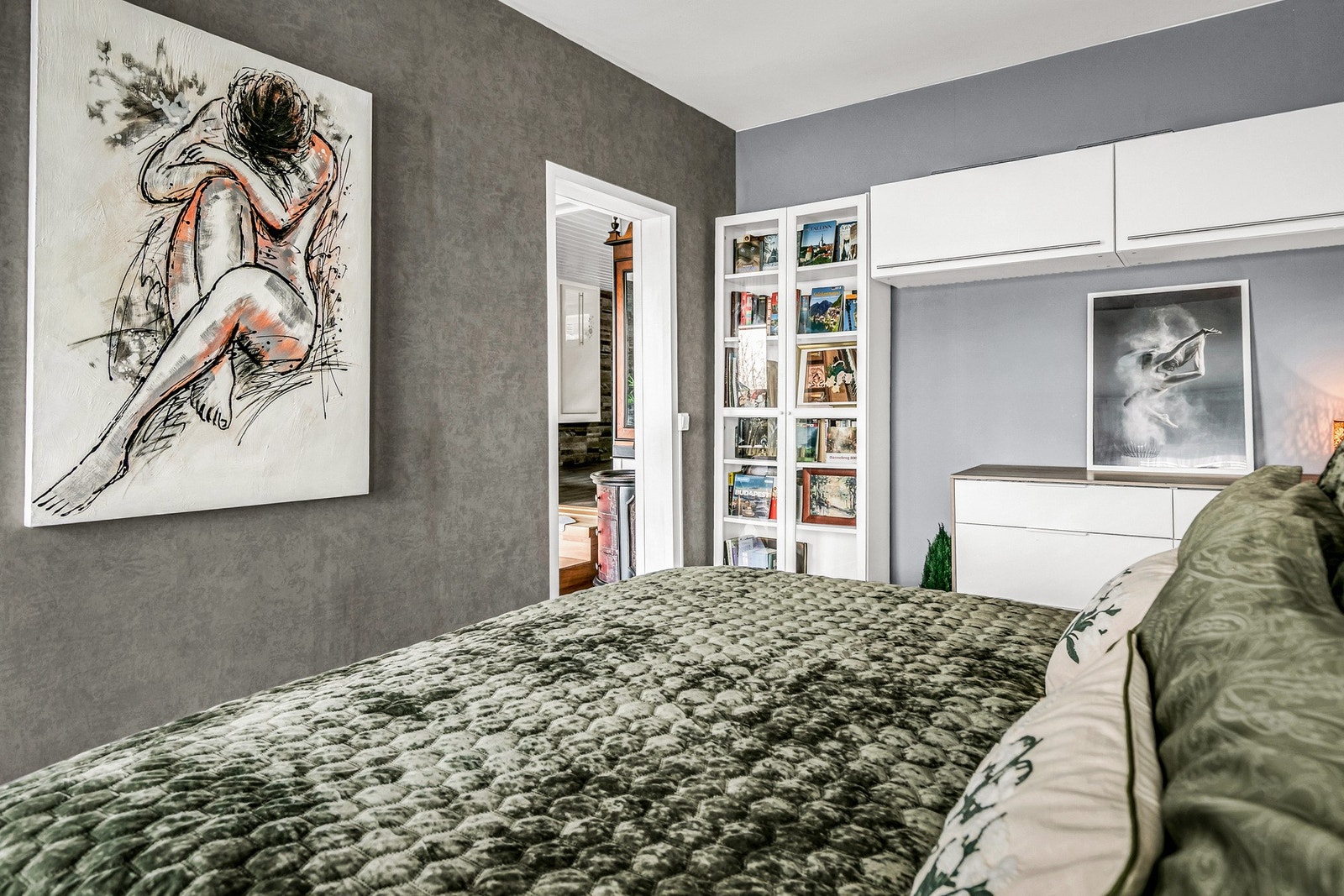 Soverom med plass til seng og annet møblement Galleribilde