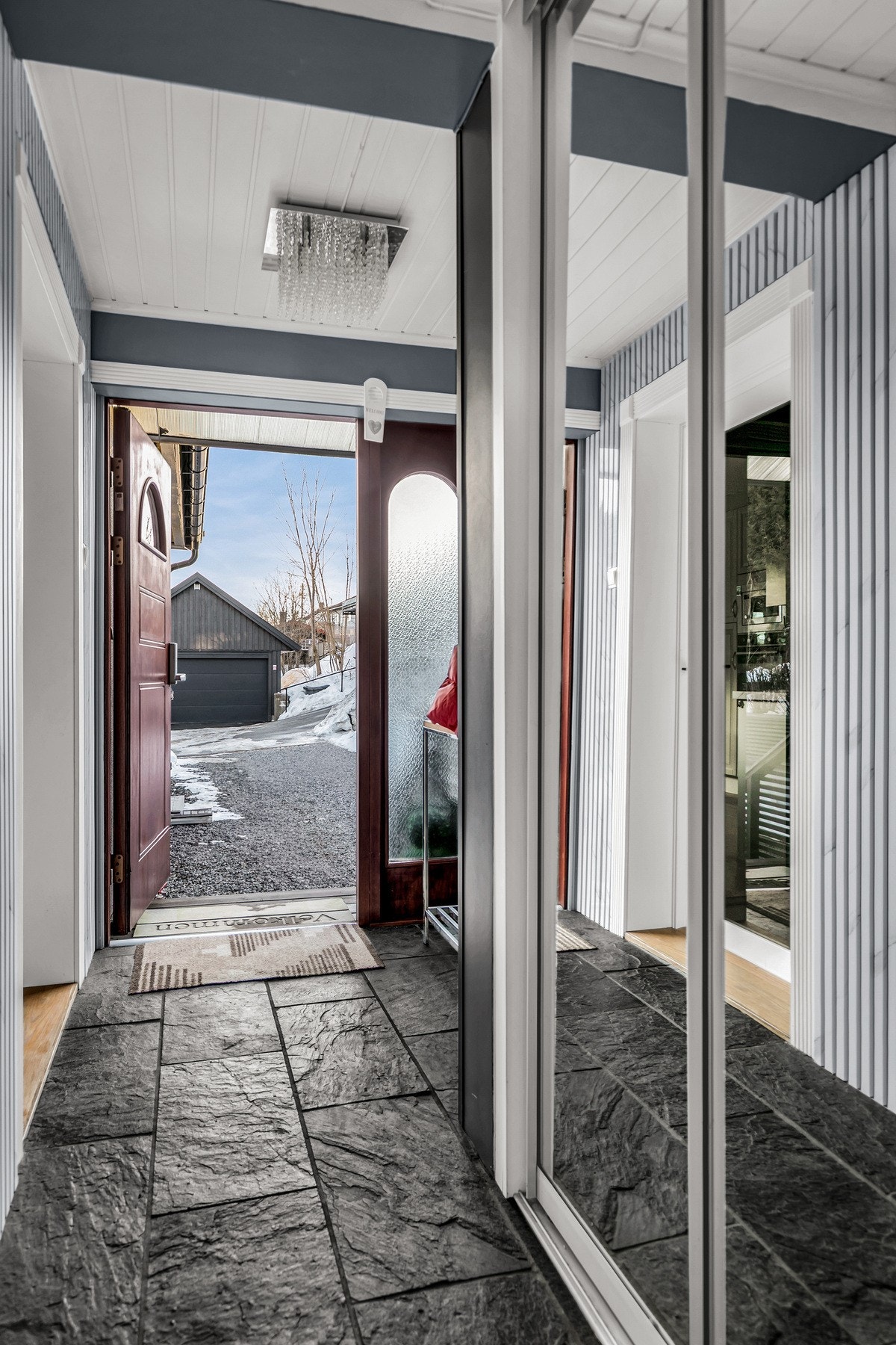 Hyggelig entré med skyvedørsgarderobe med speilfronter og fliser med varme i gulvet. Galleribilde