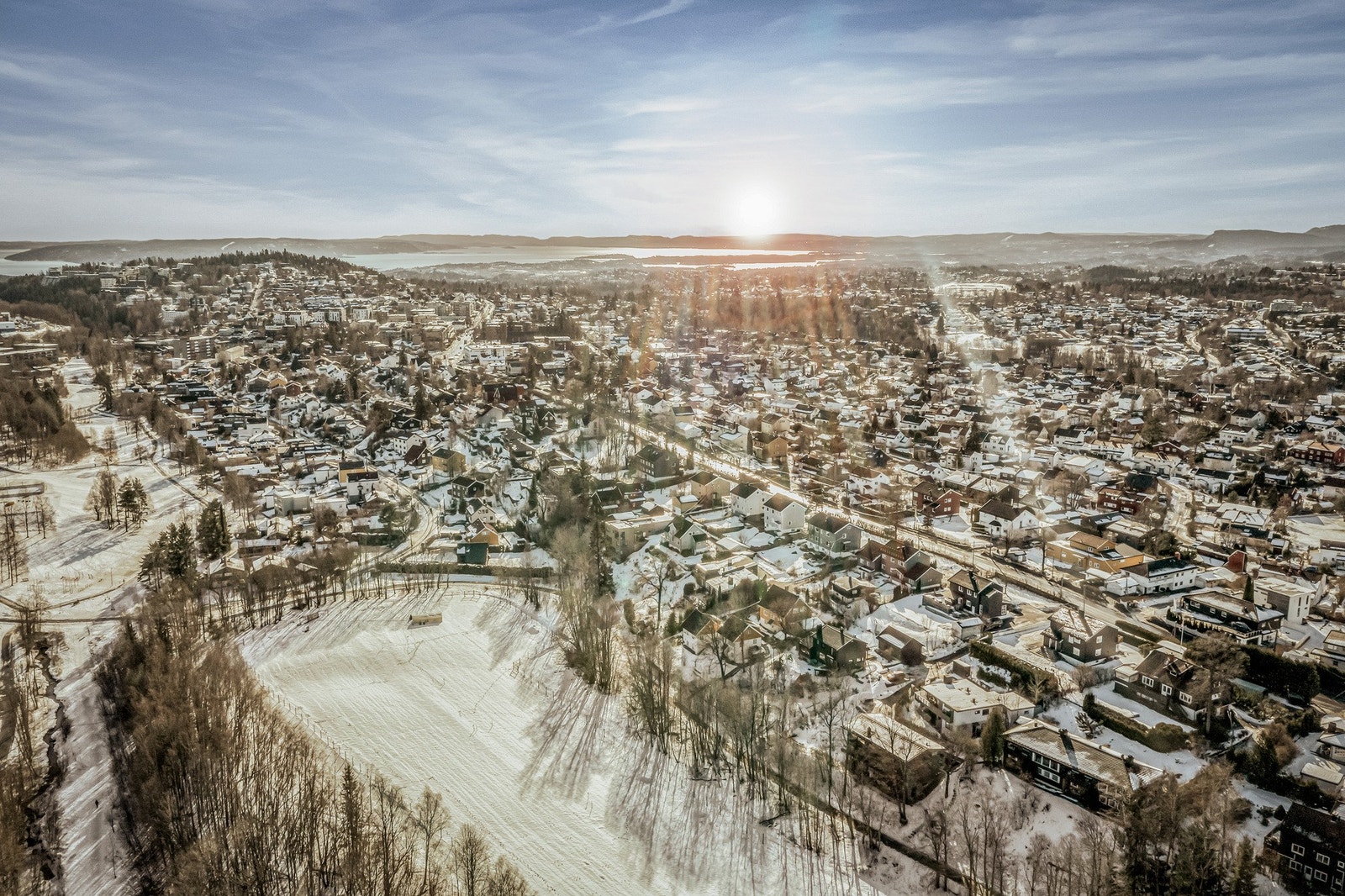 Dronebilde som viser nærområde Galleribilde