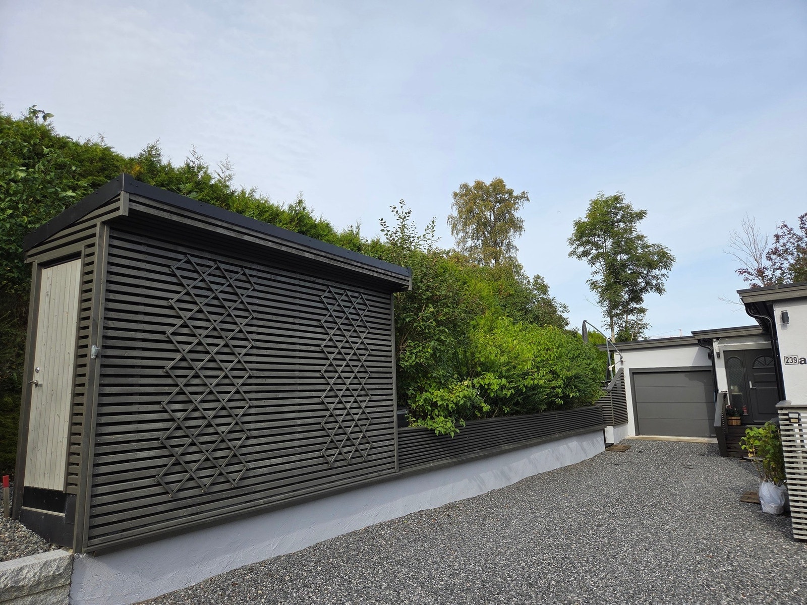 i tilknyttning til gårdsplassen har selger etablert en praktisk utebod. Galleribilde