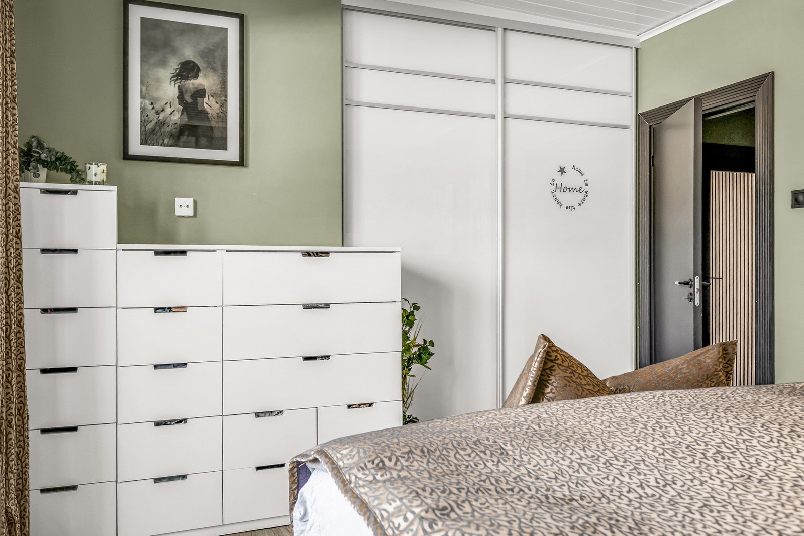 Rommet har praktisk skyvedørsgarderobe for skjult oppbevaring. Galleribilde