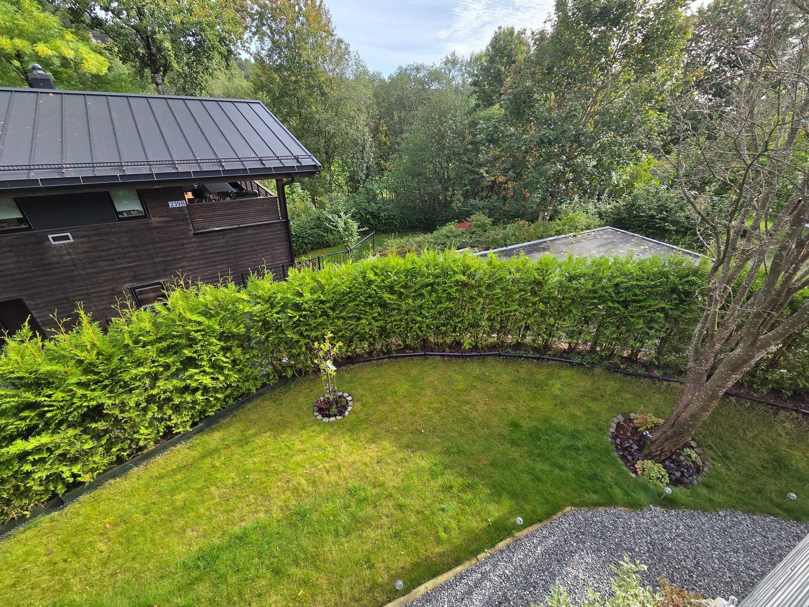 Hagen er flott opparbeidet med trær blomster, hekker og dekorstein. (Bilde tatt av selger) Galleribilde