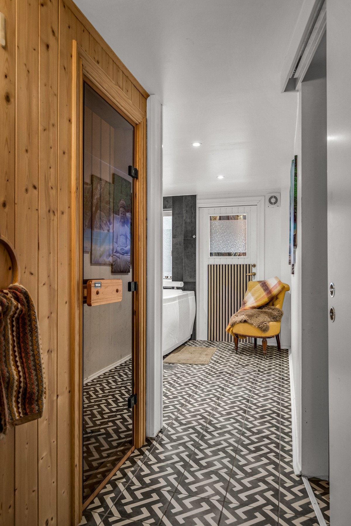 I underetasjen finner vi en egen spaavdeling med badstue, boblebad, wc og bad. Galleribilde