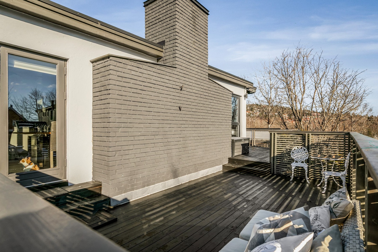 Stor terrasse som er ny i 2017/2018. God plass flere sittegrupper som går rundt boligen. Galleribilde