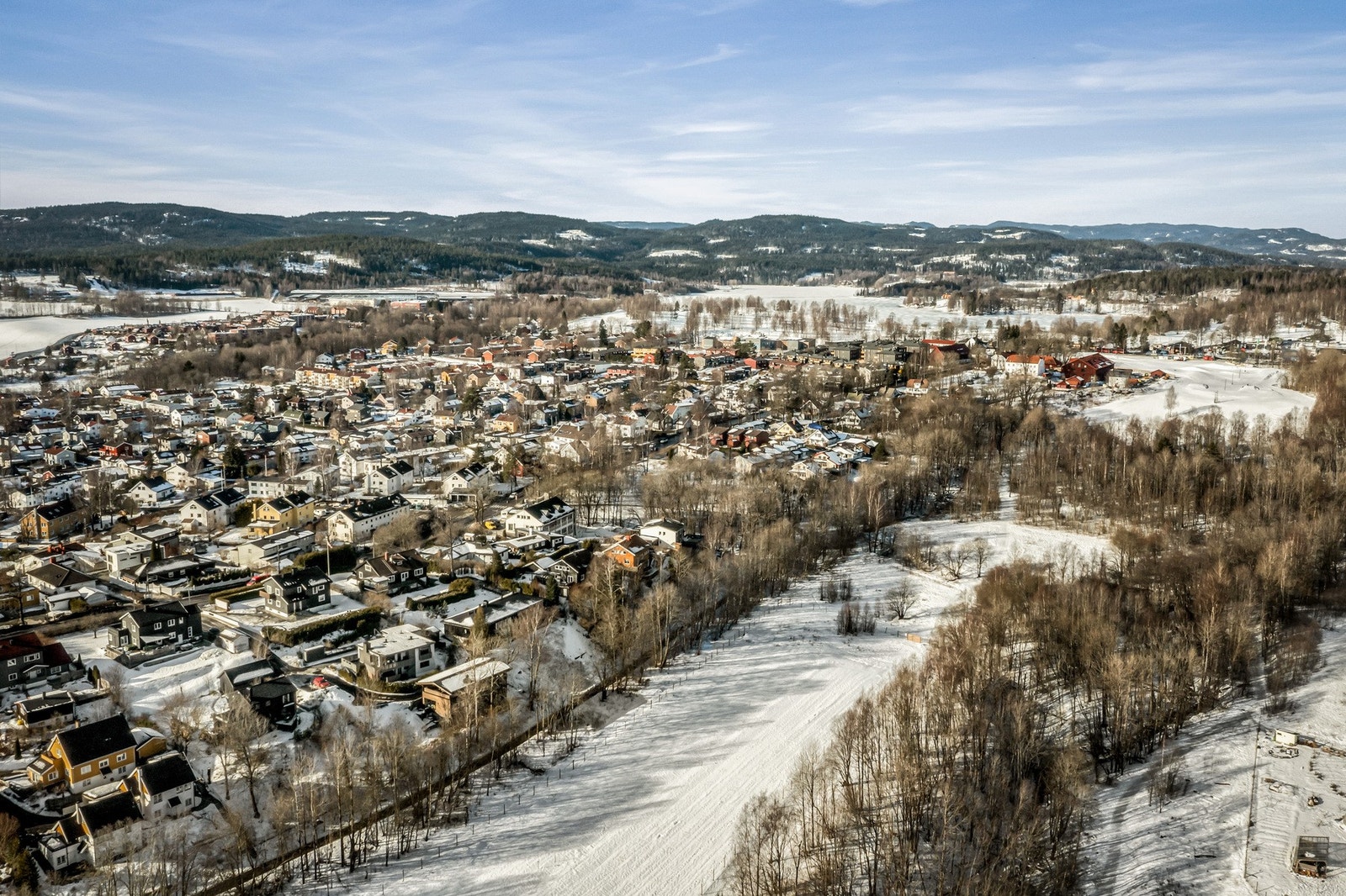 Dronebilde som viser nærområde Galleribilde