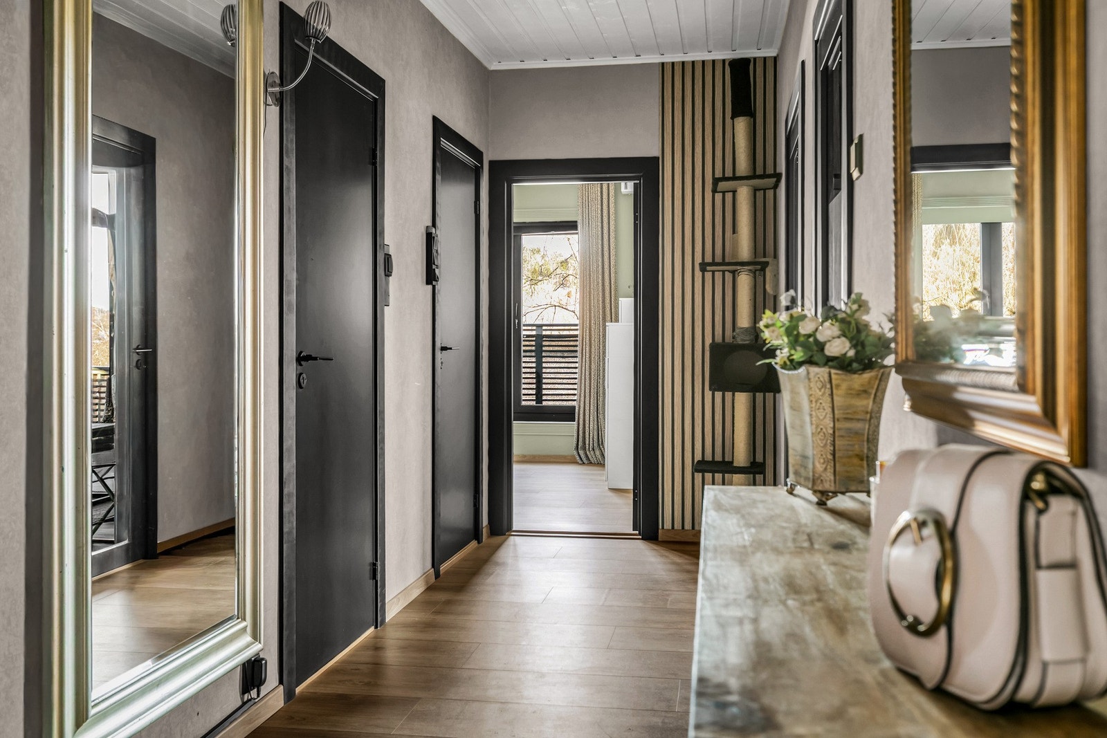 Fra stuen og kjøkkenet ankommer vi gangen med tilgang til etasjen soveromsavdeling og hovedbad. Galleribilde