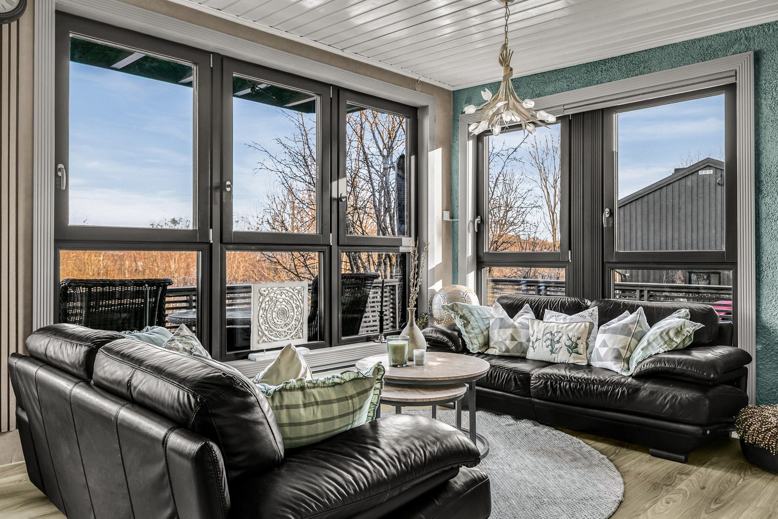 Stuen har store vindusflater som gir rikelig med naturlig lys - Det ble i 2019 byttet vinduer, terrassedører og inngangsdør. Galleribilde