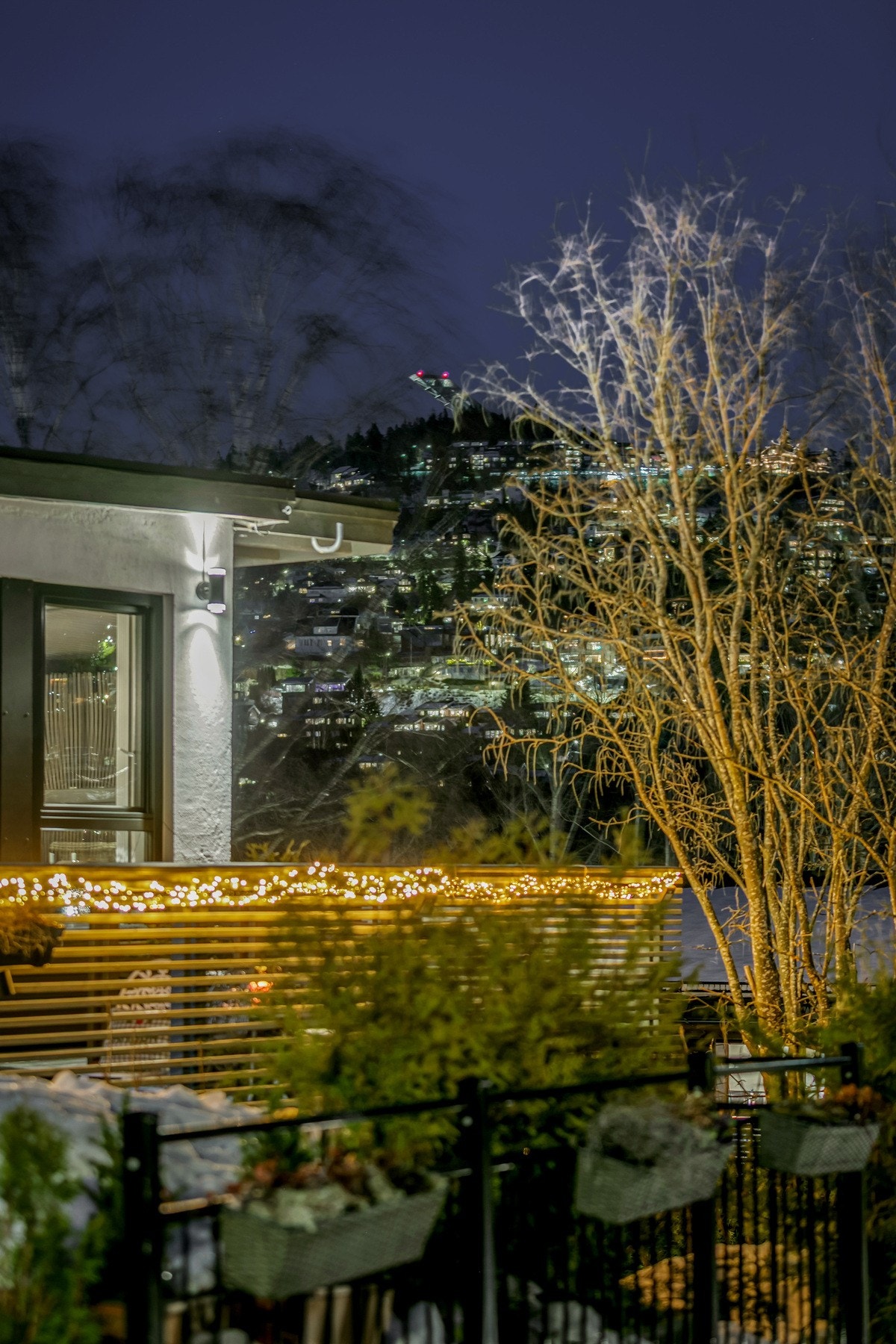 Flott utsyn mot Holmenkollbakken om dagen og kvelden. Galleribilde