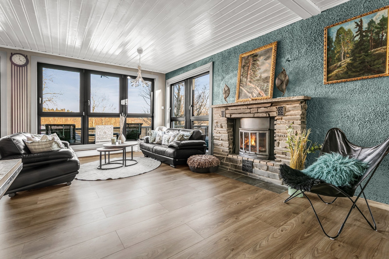 Romslig stue med flere innredningsmuligheter og for å møblere i flere soner. Galleribilde