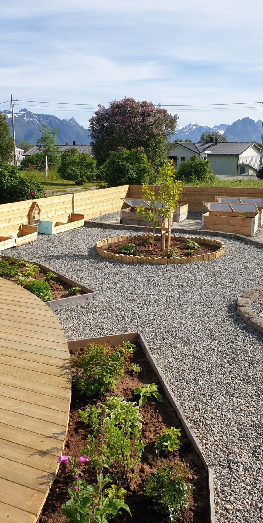 I 2020 ble uteområdet pent opparbeidet med grus, beplantning og hekk ned mot veien. Galleribilde