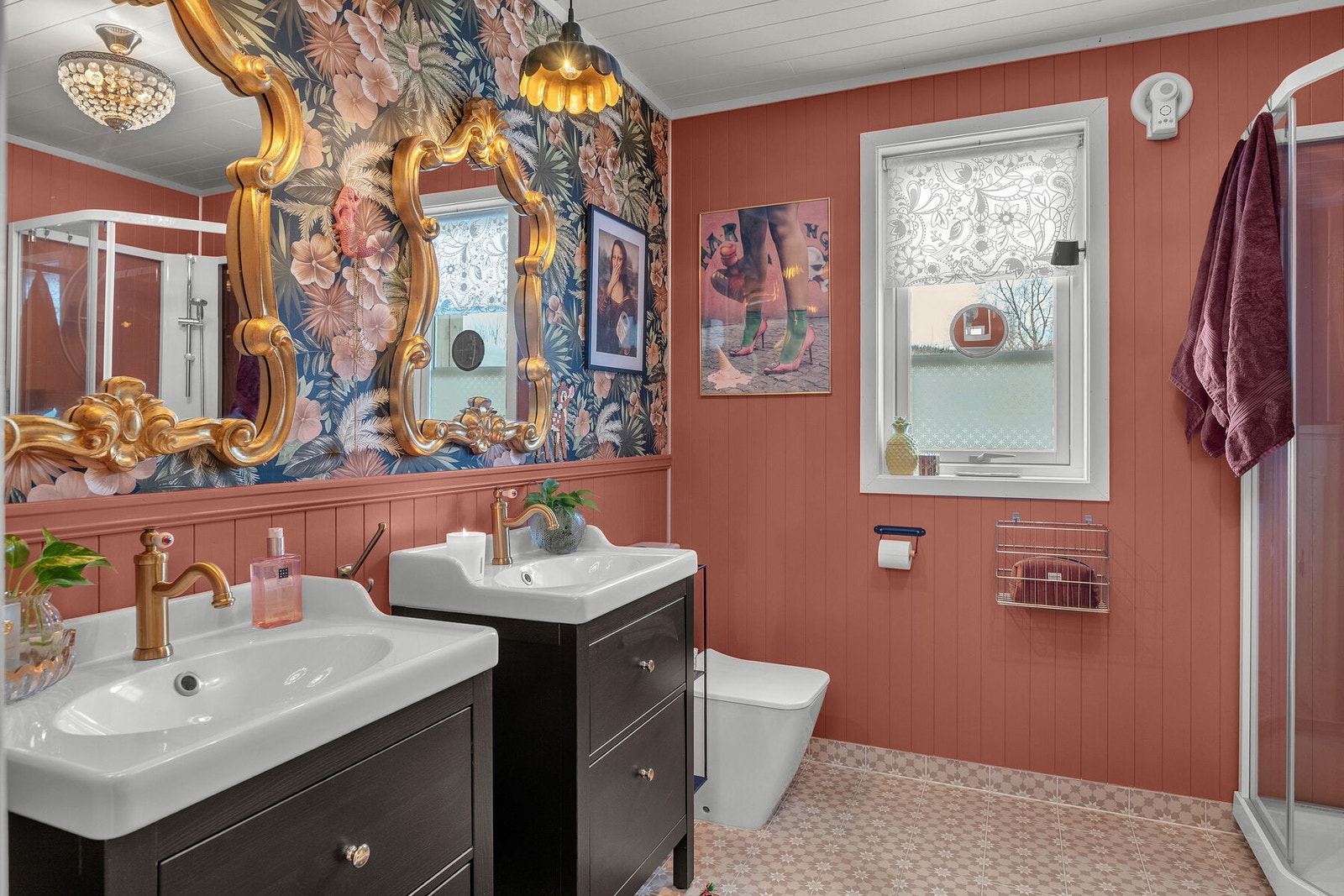 Både badgulvet og belysningen bærer preg av et gjennomført valg av farger og former. Galleribilde