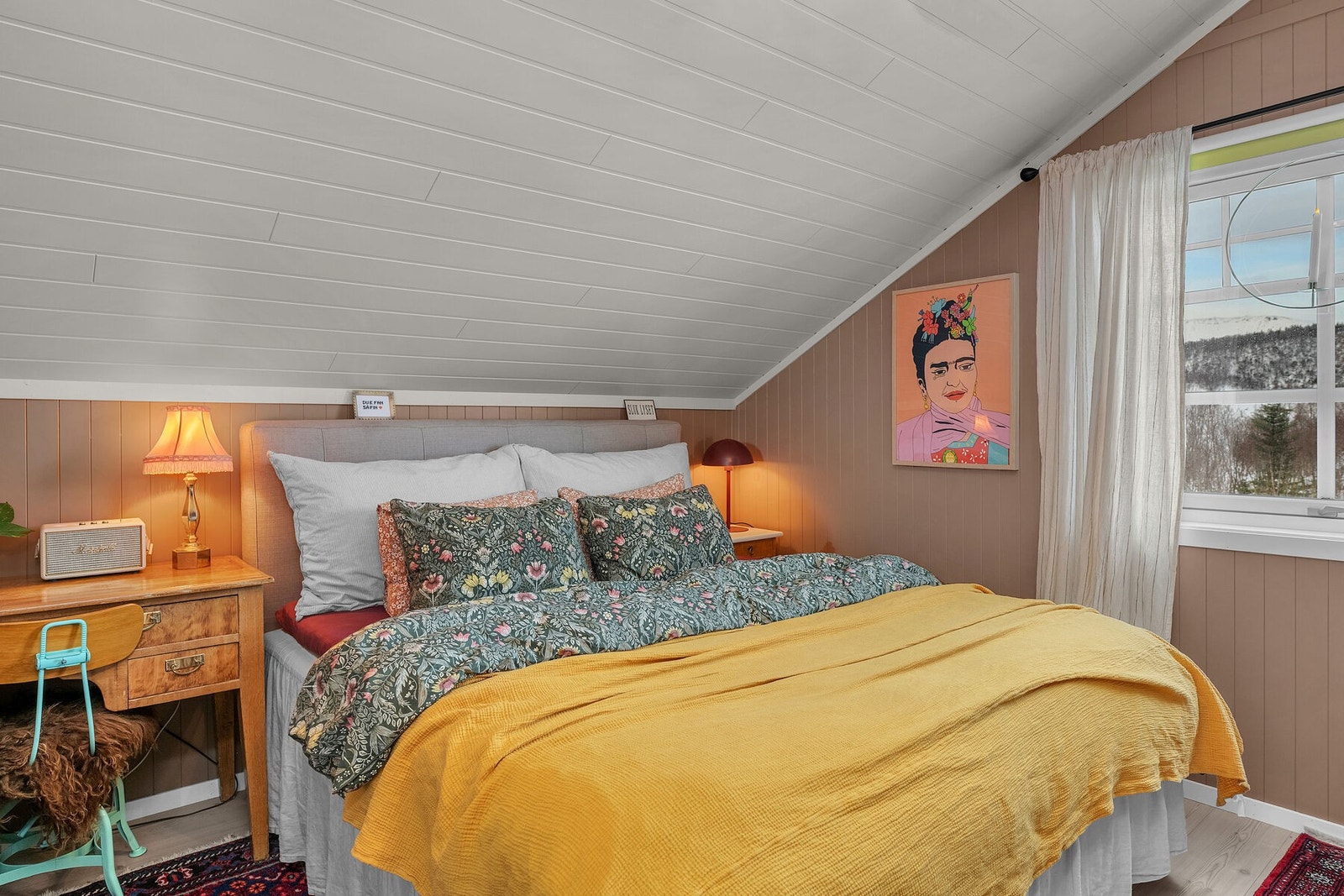 Soverom. 2 har seng plassert under skråtak. Galleribilde
