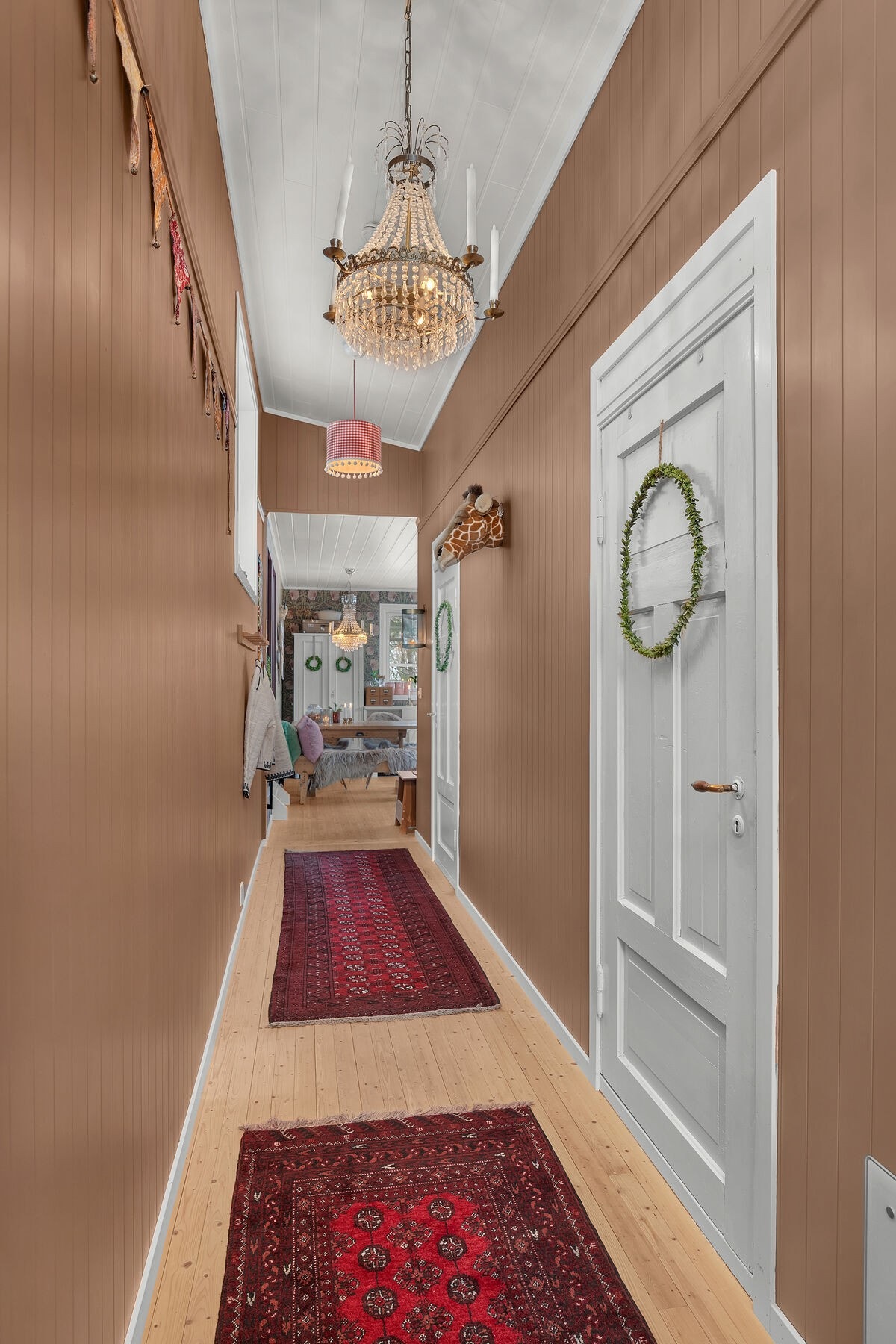 Gangpassasje som leder fra entréen og videre inn mot kjøkken og bad. Galleribilde