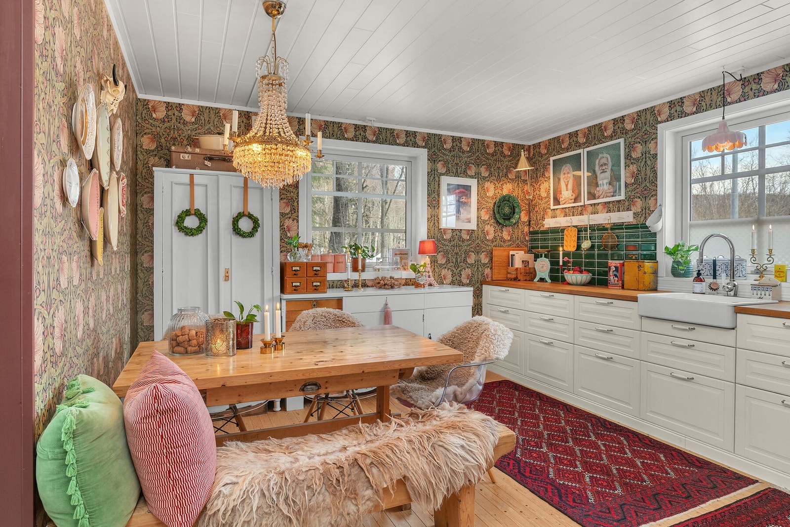 Et kjøkken som legger godt til rette for både matlaging og hyggelige stunder, og et rom man raskt vil trives i. Galleribilde